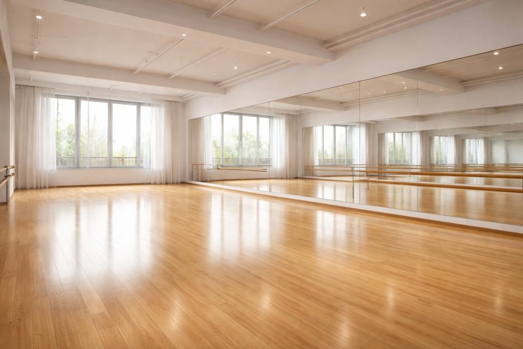 découvrez comment créer un studio de danse idéal avec un parquet flottant spécialement conçu pour la danse et des miroirs muraux de haute qualité, alliant confort et performance.